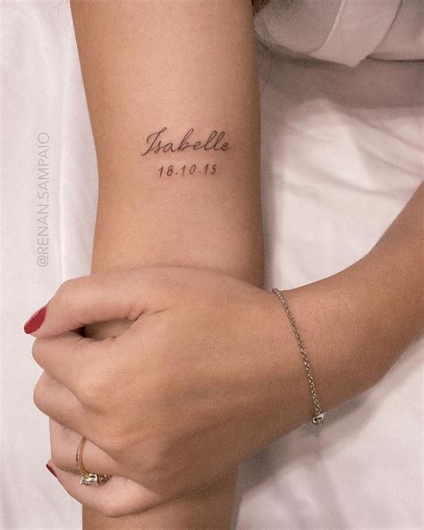 mujer tatuajes de nombres en el brazo|tatuajes en el brazo familia.